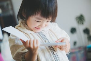 同じ絵本ばかり読むのがつらい方へ― 「もういっかい!」は最高のほめことば