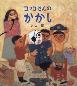 季節がめぐっても畑に立ち続ける『コッコさんのかかし』